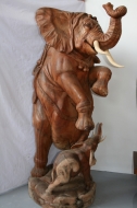 Elephant en bois sculpt�